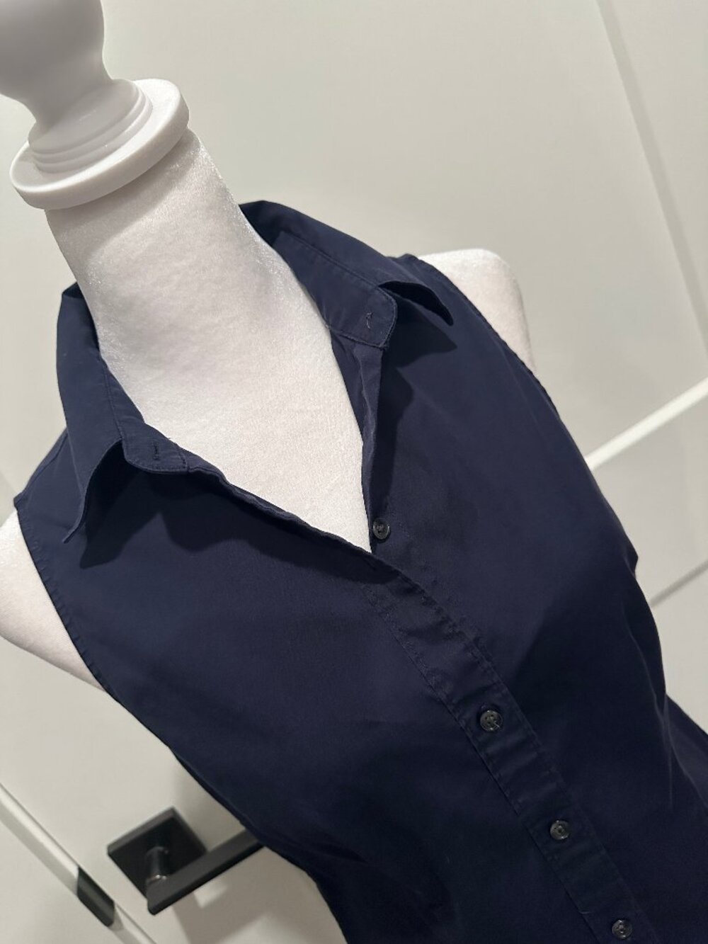 Ann Taylor Sz 2 Navy Sleeveless Fitted Button Down Shirt